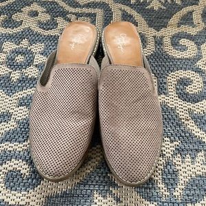 Crown Vintage beige mules. Size 10. Good condition!
